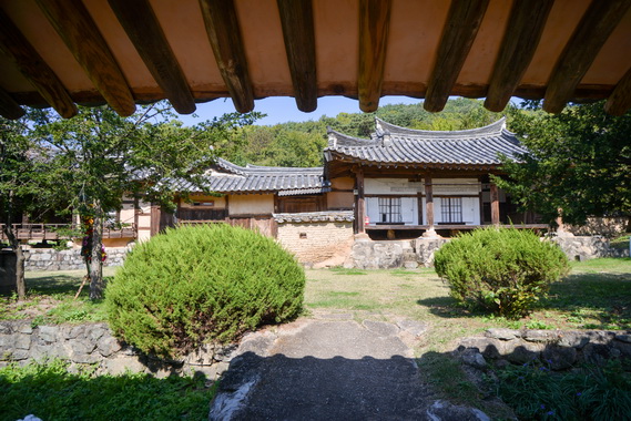 출입구에서 바라본 전경