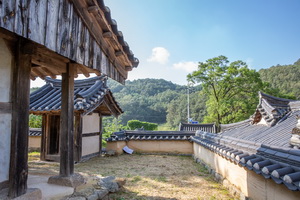 동계서원 측면에서 바라본 정문