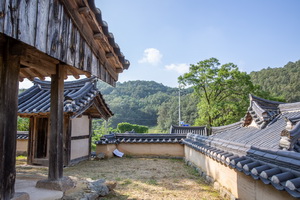 동계서원 측면에서 바라본 정문