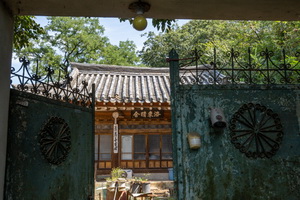 문에서 바라본 낙동정사