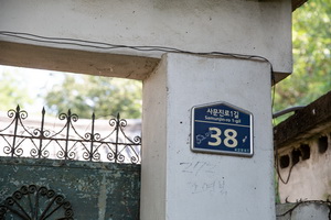 문에서 바라본 낙동정사