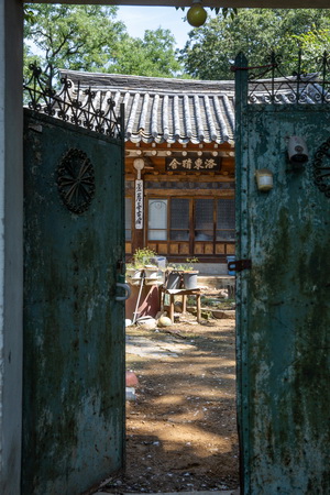 문에서 바라본 낙동정사