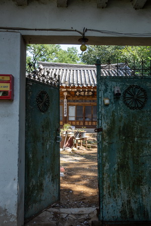 문에서 바라본 낙동정사