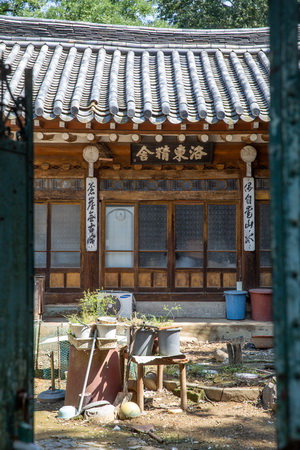 문에서 바라본 낙동정사