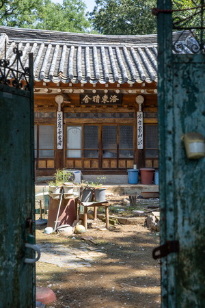 문에서 바라본 낙동정사