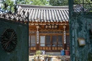 문에서 바라본 낙동정사