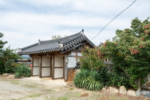 도남정사 정문 측면
