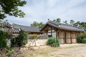 도남정사 정문 측면