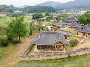 만대헌 후경
