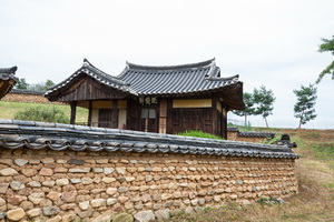 담장 밖에서 본 만대헌