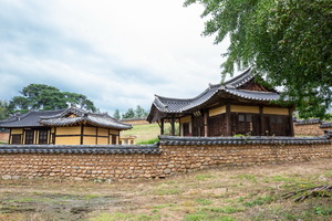 담장 밖에서 본 만대헌