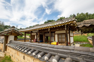 담장 밖에서 본 기천서원 측면 전경