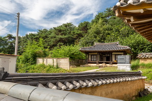 기천서원에서 본 명교당