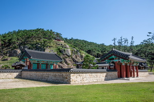 측면에서 본 악강묘와 조동문
