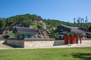 조동문과 악강묘 측면 전경