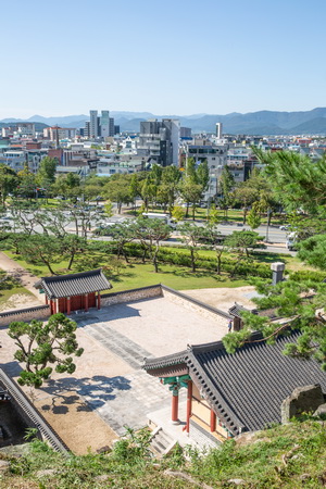 뒤에서 바라본 조동문