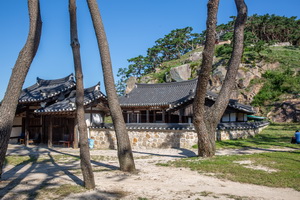 담장 밖에서 본 표암재