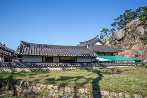 담장 밖에서 본 표암재 측면