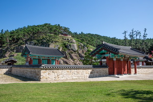 측면에서 본 악강묘와 조동문