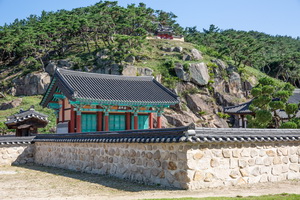 담장 밖에서 본 악강묘 측면 전경