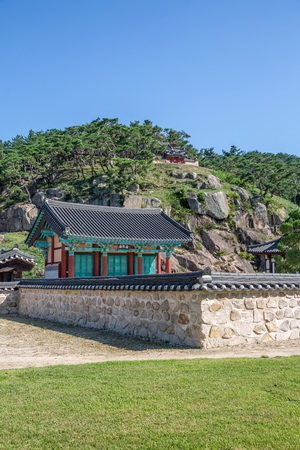 담장 밖에서 본 악강묘 측면 전경