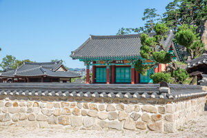 담장 밖에서 본 악강묘 측면 전경