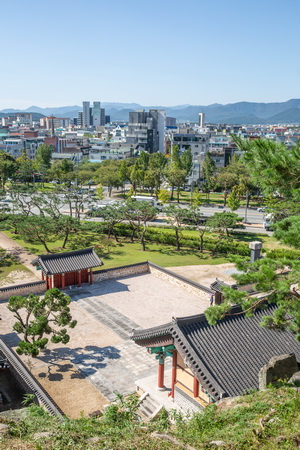 뒤에서 본 악강묘와 조동문