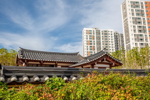 담장 밖에서 본 박상진 의사 생가 옆 전각채 2 전경