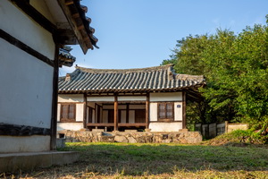 문쪽에서 바라본 용계서원 전경