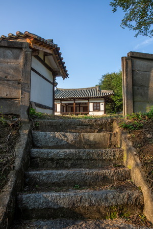 문쪽에서 바라본 용계서원 전경