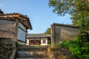 문쪽에서 바라본 용계서원 전경