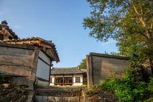 문쪽에서 바라본 용계서원 전경