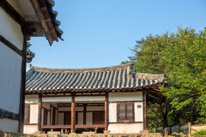 문쪽에서 바라본 용계서원 전경