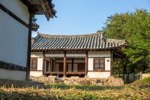 문쪽에서 바라본 용계서원 전경