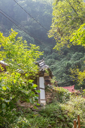 청량정사 대문 측면 전경