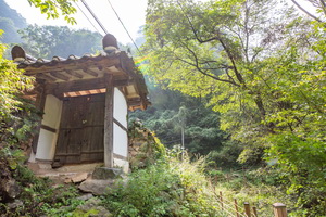 청량정사 대문 측면 전경