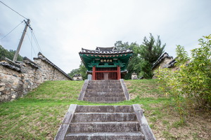 계단 아래서 본 추원재 비각