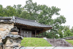 담장 밖에서 본 추원재 전경