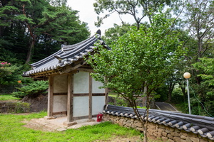 만귀정 정문 측면과 담장