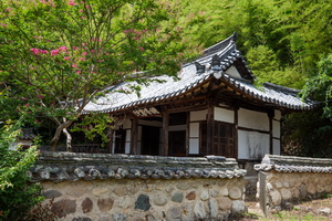 담장밖에서 바라본 덕봉서원 측면
